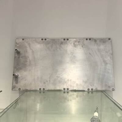 Qualità Piastra di raffreddamento ad acqua in alluminio estruso con design a microcanali per batteria cilindrica da 400 mm Fabbrica