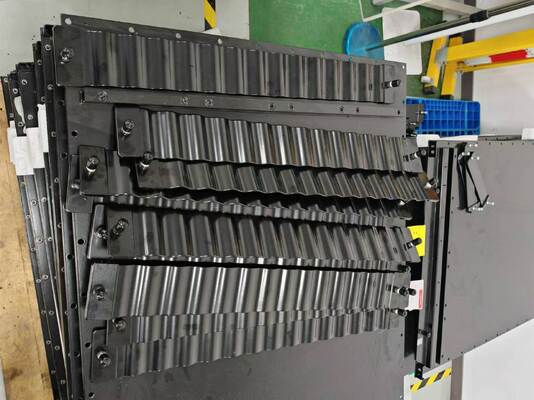 Qualità 1050 Stamped Brazed Water Cooling Plate 550x380x9mm For 21700 Battery Pack Fabbrica